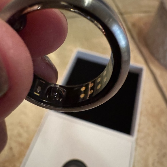 Oura Brushed Silver Health Ring - Picture 5 of 6
